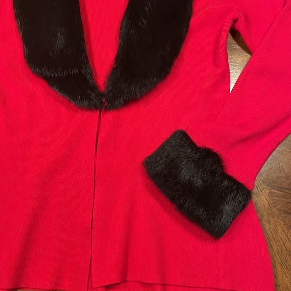 ♥️👑Red vintage sweater w/ faux fur collar and cuffs - Picture 3 of 8